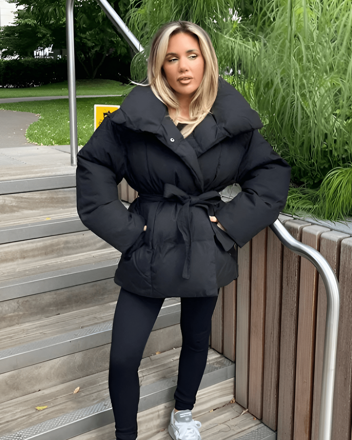 Forfra: Beige Ella oversize vinterjakke, viser design, pasform og komfortabel stil til kvinder.