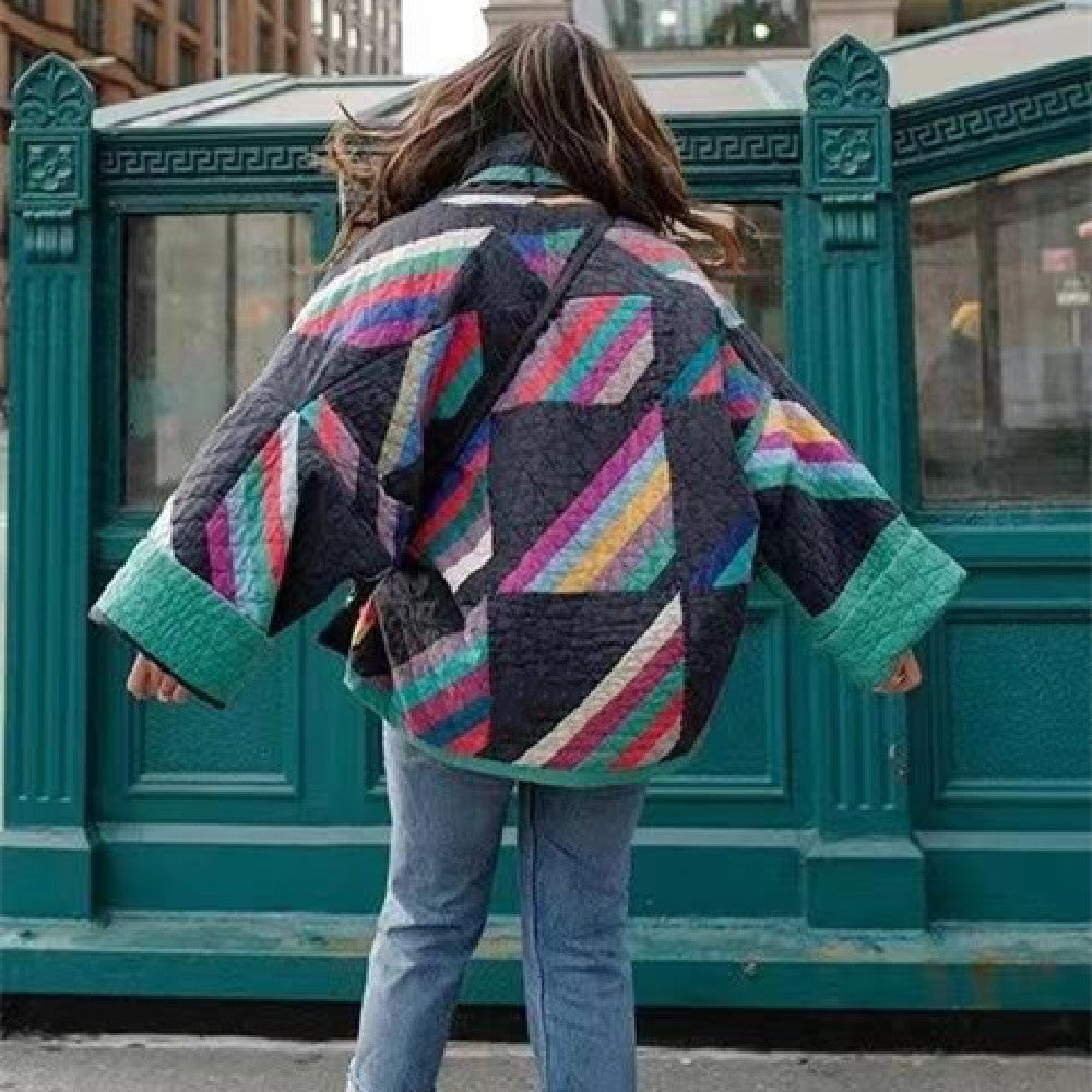 Casual oversize damecardigan i farverig strik med lange ærmer. Komfortabelt og moderne modetøj til kvinder.