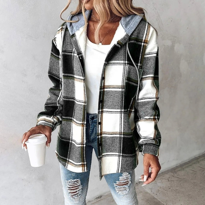 Kvinde iført casual dame flanneljakke med hætte. En blød, ternet jakke der giver varme og stil i efteråret.