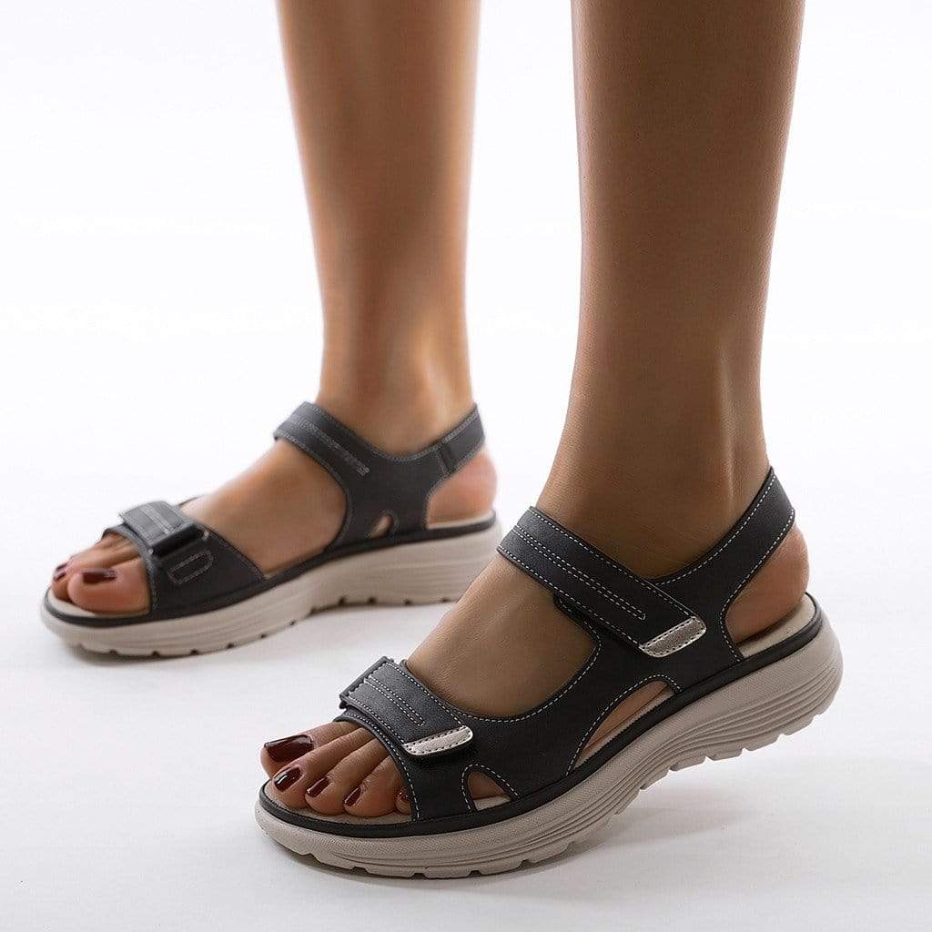 Moderne dame vandresandaler med dobbelt rem, perfekte til gåture og sommer. Flade for optimal komfort.
