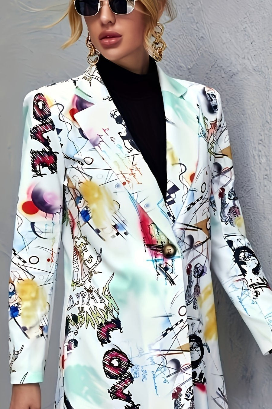 Stilfuld dameblazer med unikt graffiti-print; perfekt til moderne look.
