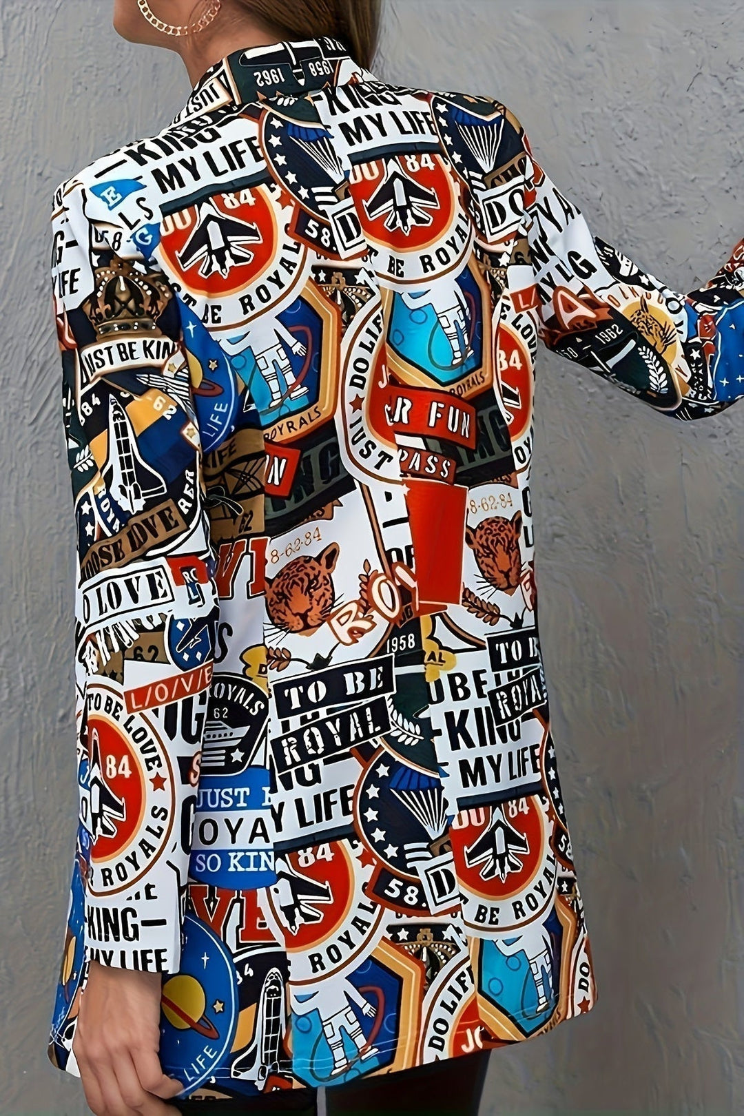 Unik dameblazer med levende graffiti-print, der tilføjer stil og personlighed.