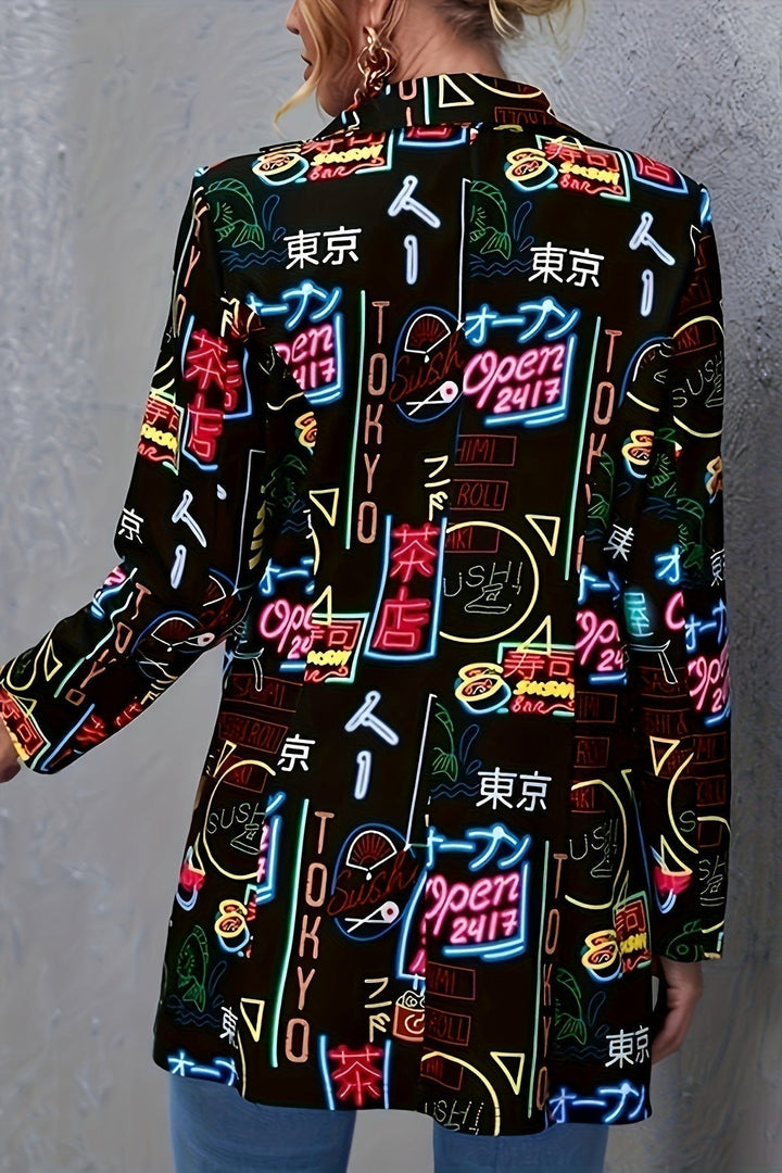 Stilfuld og elegant dameblazer med et dynamisk graffiti-print.
