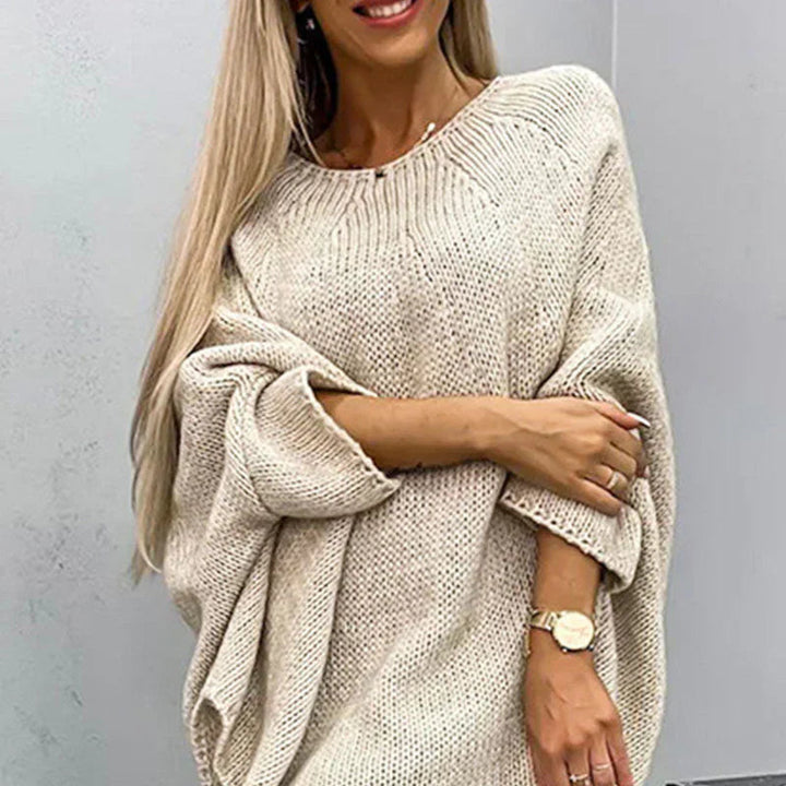Stilfuld, langærmet damestriktrøje med bådhals. Blød og varm til modebevidste kvinder i kulden.