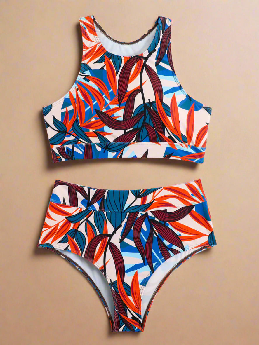 Kvinde viser højtaljet badedragt, komfortabel sportsbikini. Stilrent dame badetøj til sommer, pool og ferie.