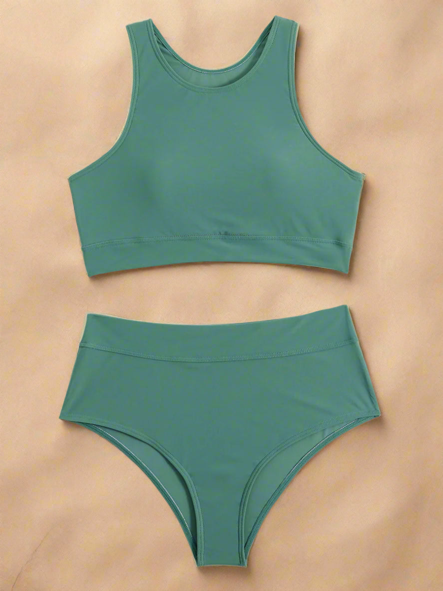 Detalje af højtaljet badedragt, sportsbikini ryg. Komfortabelt og elegant dame badetøj til kvinder, pool & strand.