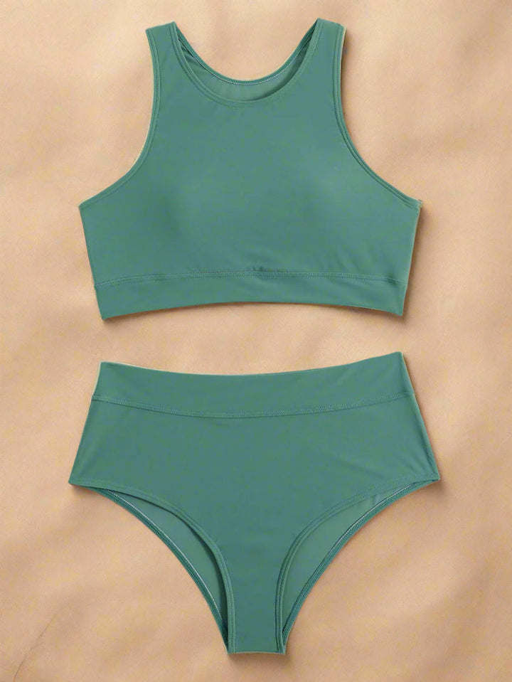 Detalje af højtaljet badedragt, sportsbikini ryg. Komfortabelt og elegant dame badetøj til kvinder, pool & strand.