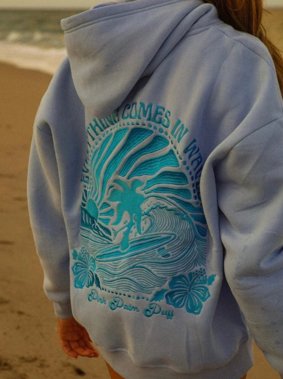 Komfortabel dametøj: en klassisk hoodie med lange ærmer. Blød pullover perfekt til afslapning og hverdagsstil.