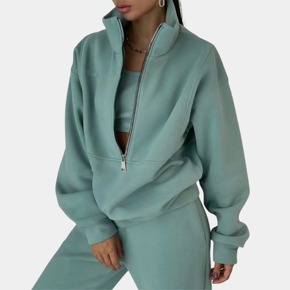 Stilfuldt dame co-ord sæt i grøn med halv lynlås. Blødt oversized sæt, perfekt til afslappet mode.