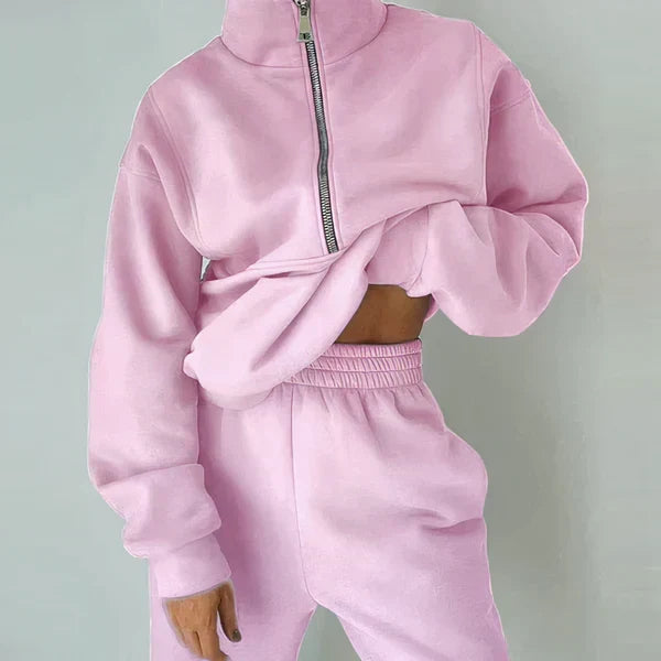Dame joggingsæt med halv lynlås, afslappet og stilrent. Fås i trendy pink, grøn og blå til enhver anledning.