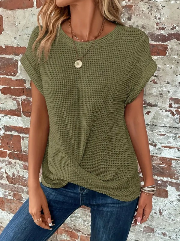 Afslappet dame T-shirt, kortærmet med unik snoet halsdetalje; perfekt til sommer.