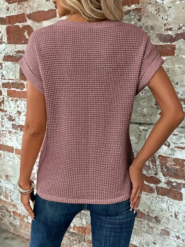 Komfortabel kortærmet dametøj T-shirt med snoet hals, ideel til casual sommerlook.