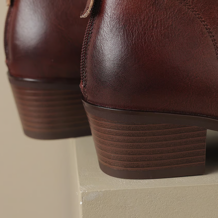 Frontbillede af elegante sorte damestøvler, fremhæver det rene læderdesign og den slanke profil.