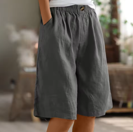 Komfortable kvindeshorts med elastik i taljen, perfekte til stranden eller hverdag.