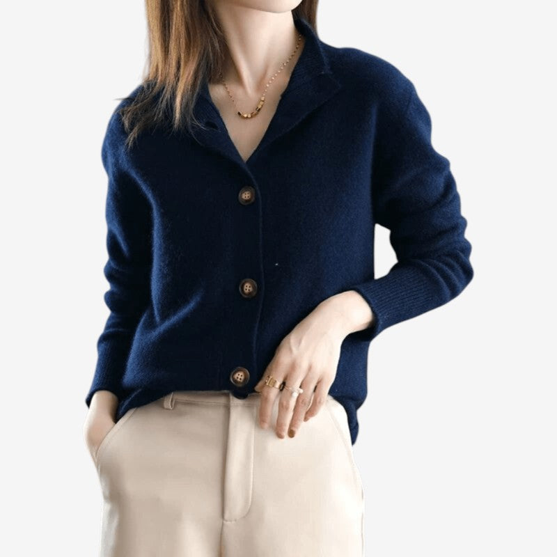 Elegant kvinde cardigan med knaplukning, ideel til modetøj og lag-på-lag styling.