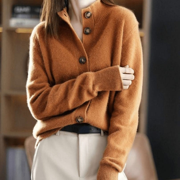Stilfuld dame knapcardigan, en del af basisgarderoben for et komplet hverdagslook.