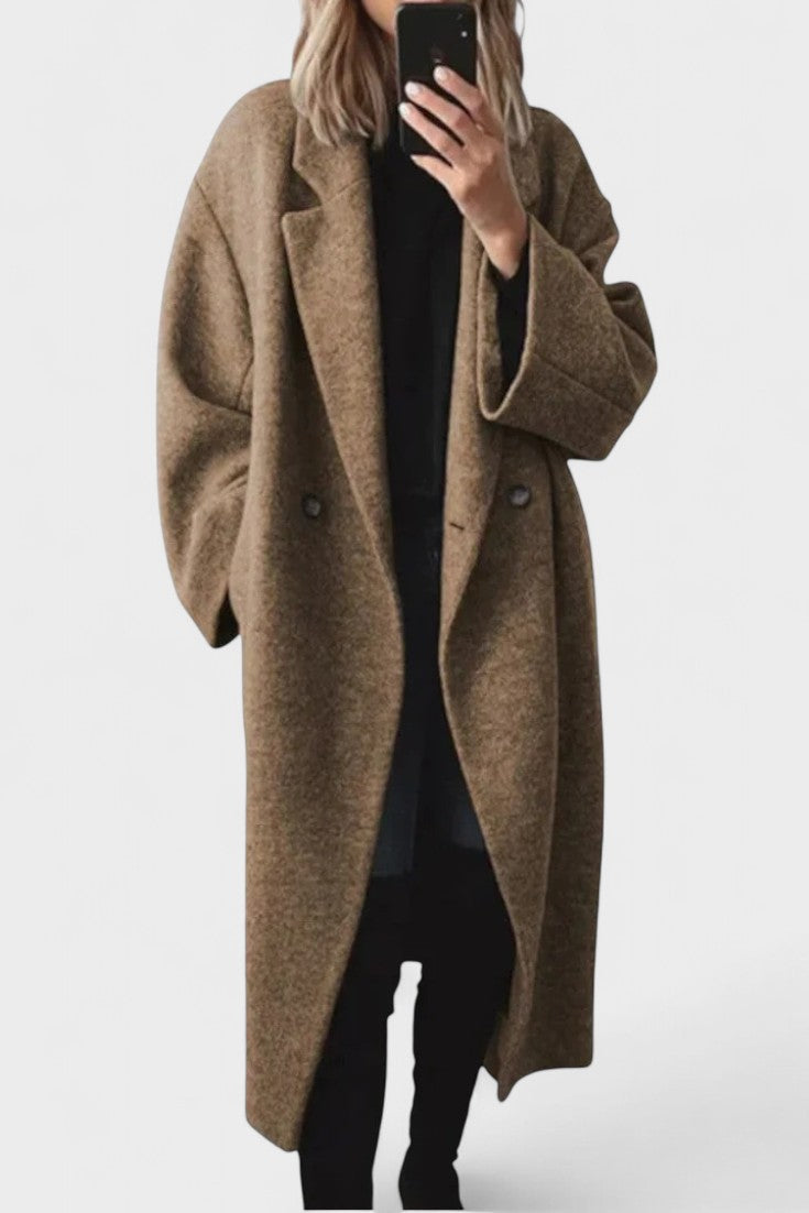 Brun dame vinterfrakke i lang uld med tidløst design. Komfortabel og stilfuld uldfrakke til den moderne kvinde.