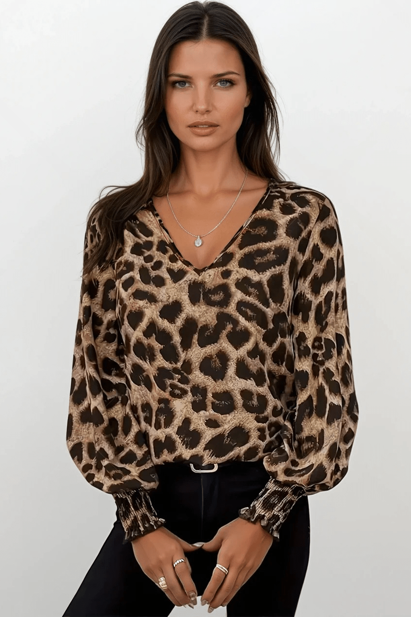 Dame leopardbluse med elegant V-udskæring og langærmet design. Løs pasform for trendy og komfortabel hverdagsstil.