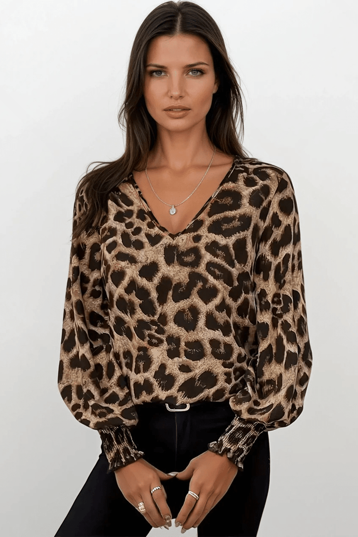 Dame leopardbluse med elegant V-udskæring og langærmet design. Løs pasform for trendy og komfortabel hverdagsstil.