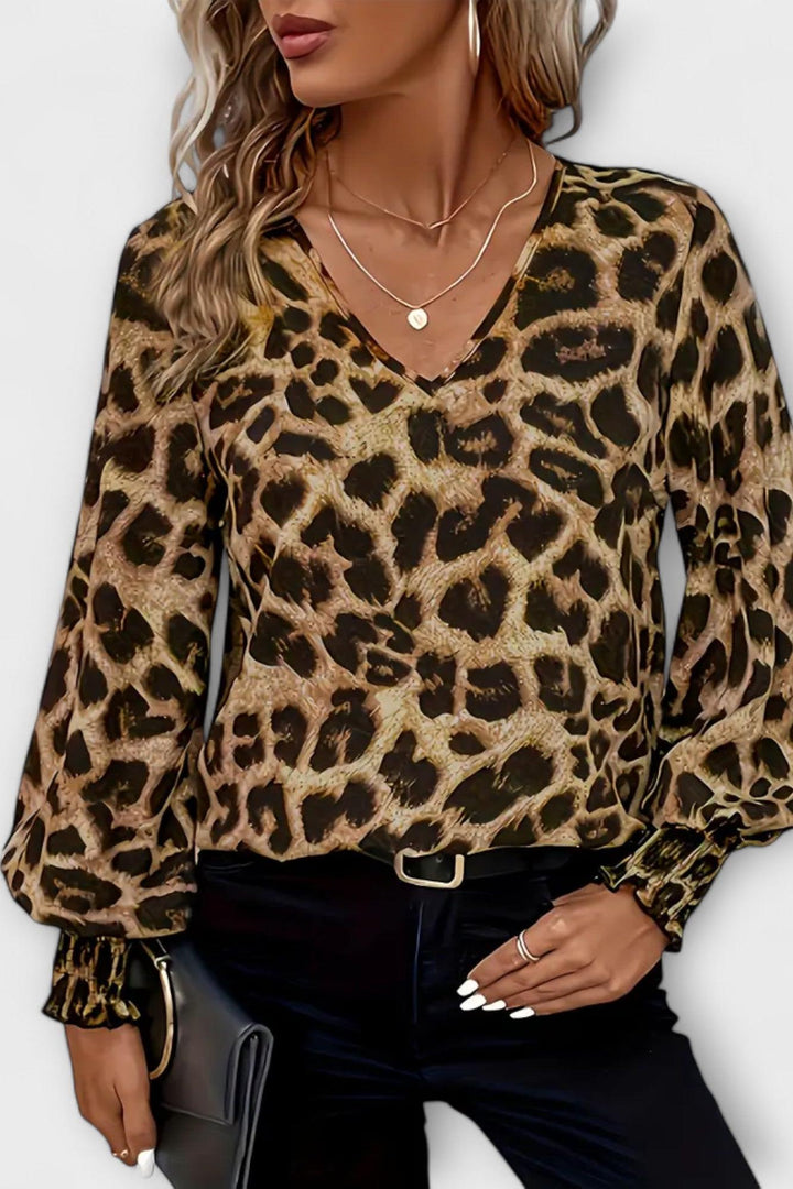 Stilfuld brun/beige leopardprint damebluse med V-udskæring. Perfekt som festbluse eller feminin hverdagsbluse.