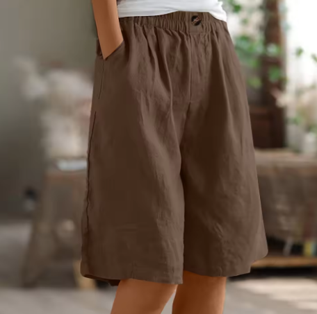 Løse benåbninger på komfortable dame shorts, sikrer fri bevægelighed og en let følelse hele sommeren.