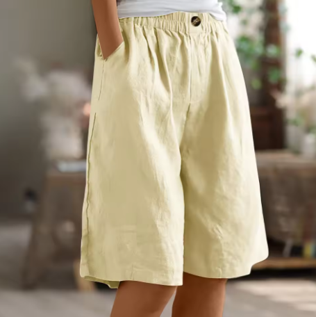 Model bærer løse dame shorts. Perfekte til en afslappet sommerdag ved stranden eller i fritiden.