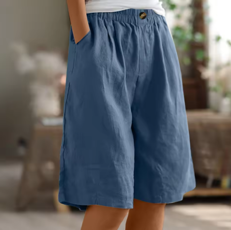 Sidebillede af alsidige dame shorts. Komfortable og lette til enhver sommeraktivitet eller fritidslook.