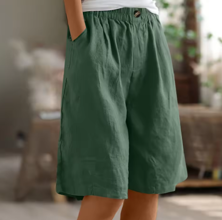Dame sommer shorts stylet med en let top. Ideel til en afslappet, komfortabel og trendy sommerdag.