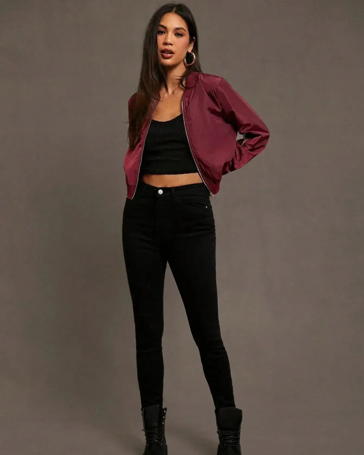Alsidig dame bomberjakke, let og stilfuld. Elegant og casual overgangsjakke til urban livsstil.