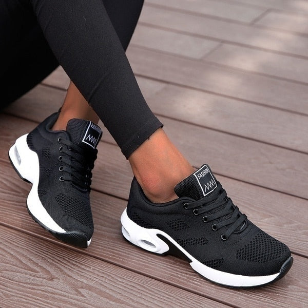 Dame letvægts træningssko i farverigt design. Komfortable sneakers til fitness, sport og hverdag med snørelukning.