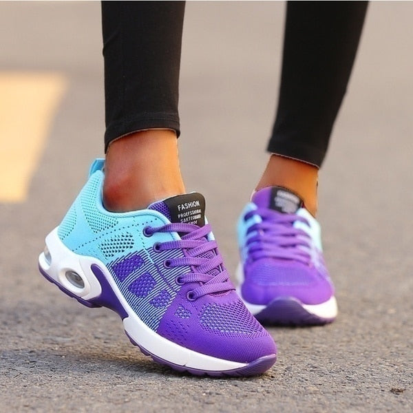 Detaljebillede af letvægts dame træningssko. Komfortable sneakers til fitness og hverdag, med åndbar overdel.