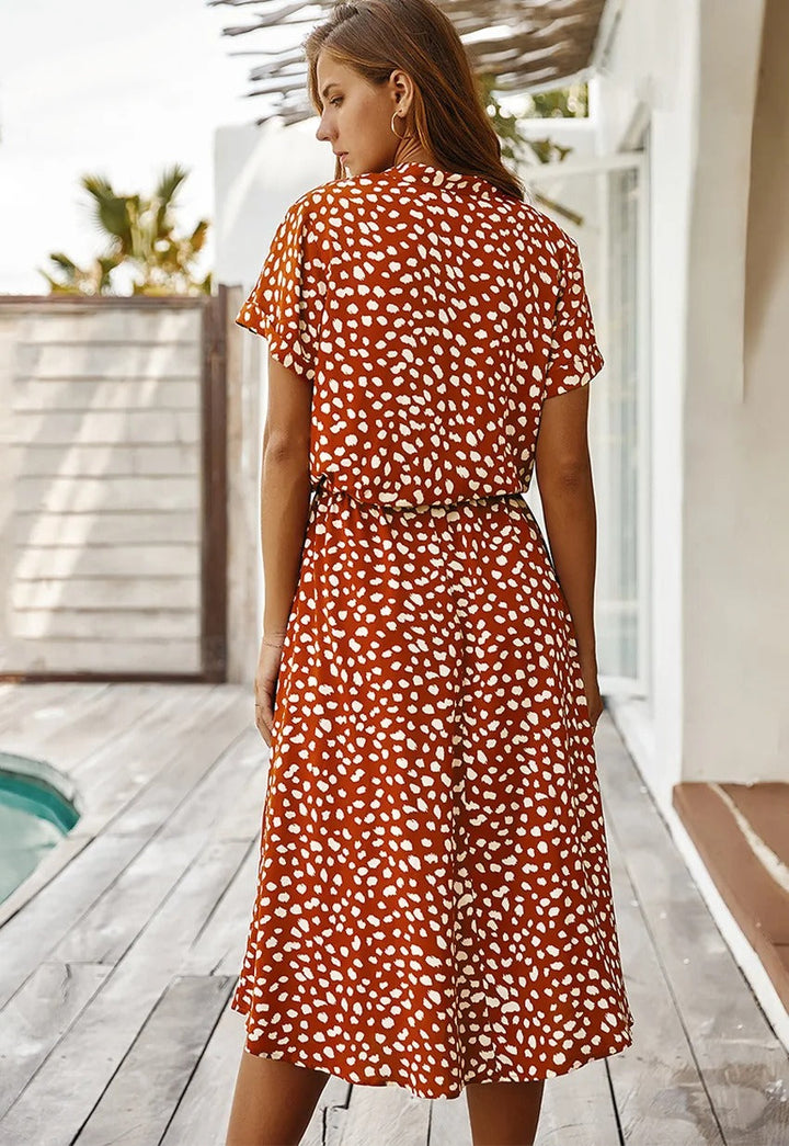 Kvinders elegante sommerkjole i frisk farve, designet til åndbarhed og bevægelsesfrihed.