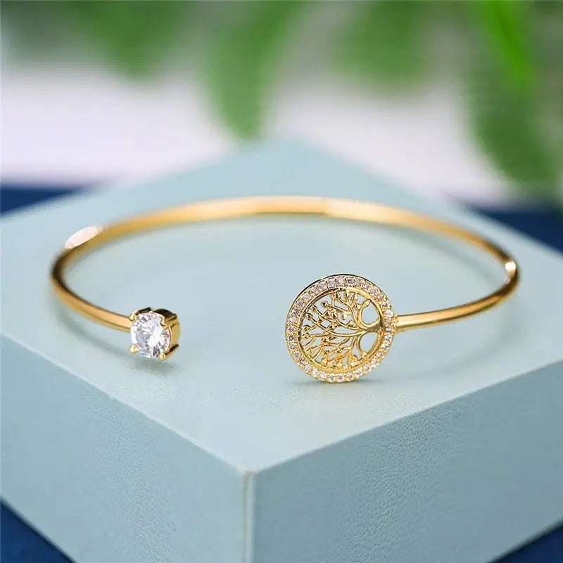 Tidløst dame manchetarmbånd med Livets Træ design. Minimalistisk smykke i guld, sølv eller rosaguld.