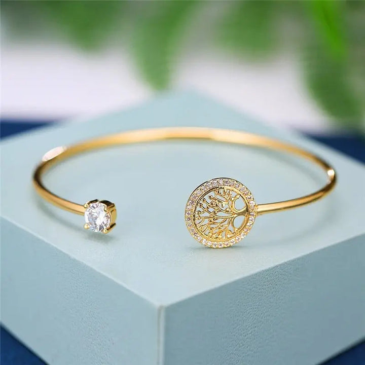 Tidløst dame manchetarmbånd med Livets Træ design. Minimalistisk smykke i guld, sølv eller rosaguld.