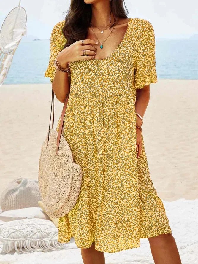 Letvægts dame sommerkjole med smukt blomsterprint. A-silhuet design med flutterærmer til en afslappet stil.