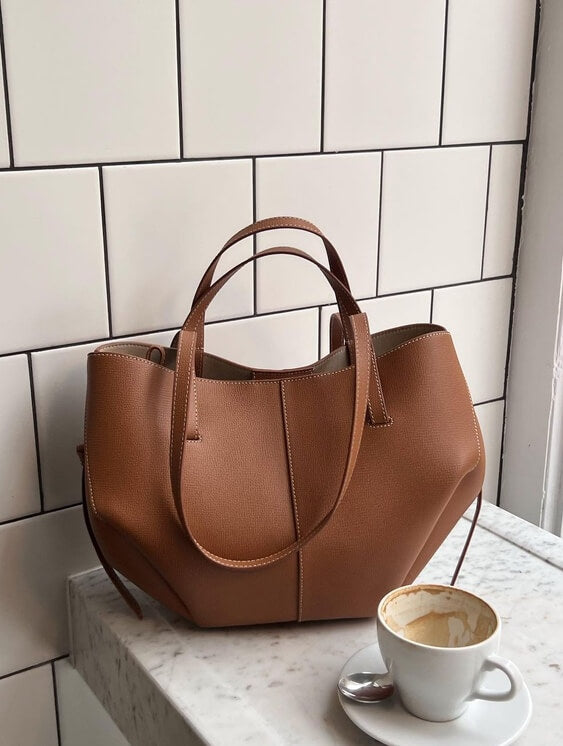 Dame Novalie elegant totebag, en stilfuld og rummelig hverdagstaske. Perfekt til enhver kvinde.