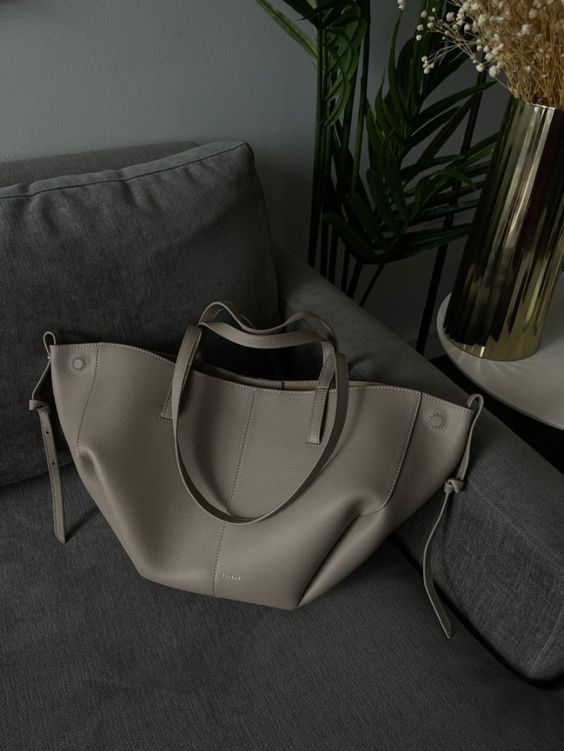 Taupe Dame Novalie totebag. En elegant og alsidig kvindetaske, der passer til alle outfits. Stilfuldt tilbehør.