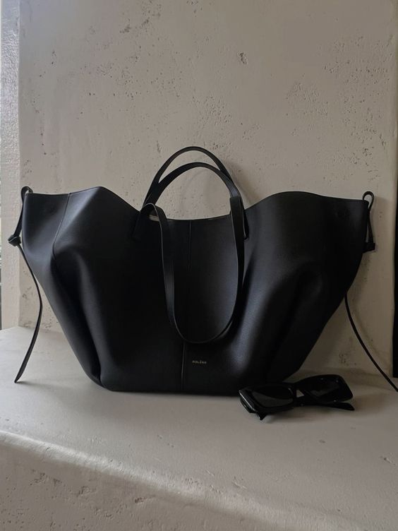 Dame Novalie elegant totebag. En klassisk dametaske, der kombinerer stil og funktionalitet til hverdagsbrug.
