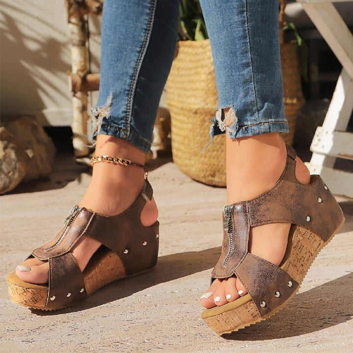 Stilfulde dame sandaler m. lynlås og kilehæl. Perfekt til både hverdag & fest med høj komfort.