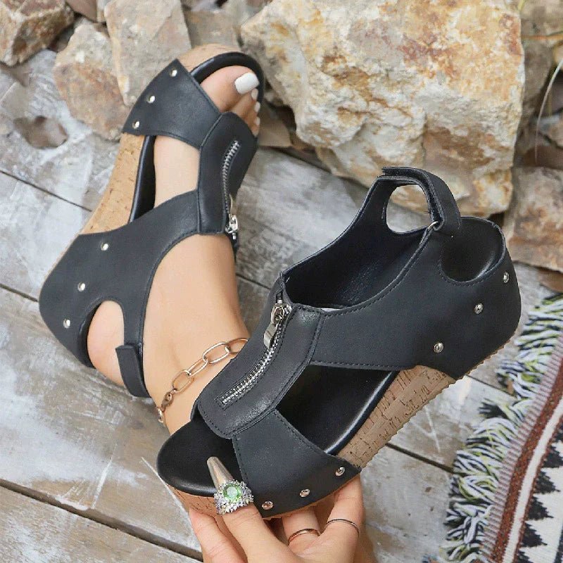 Elegant ortopædisk sandal til kvinder. Kilehæl & lynlåsdetalje giver komfortabel pasform.