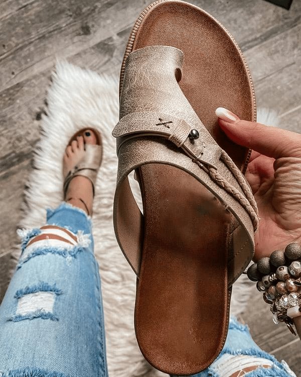 Flade brune damesandaler med fodstøtte, perfekte som komfortabelt sommerfodtøj.