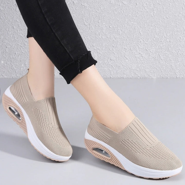 Frontbillede af behagelige ortopædiske damesko med bred pasform for smertelindring ved plantar fasciitis.