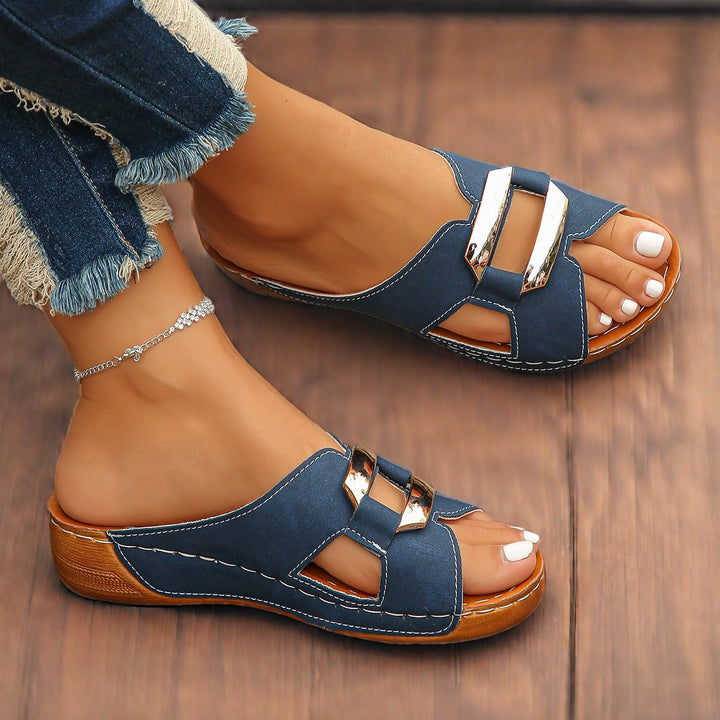 Dame ortopædiske slip-on sandaler med platform og spænde. Komfortable hverdagssandaler til fodsundhed.