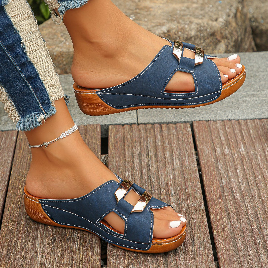 Komfortable marineblå slip-on sandaler til damer. Ortopædisk platform design med elegant spænde.