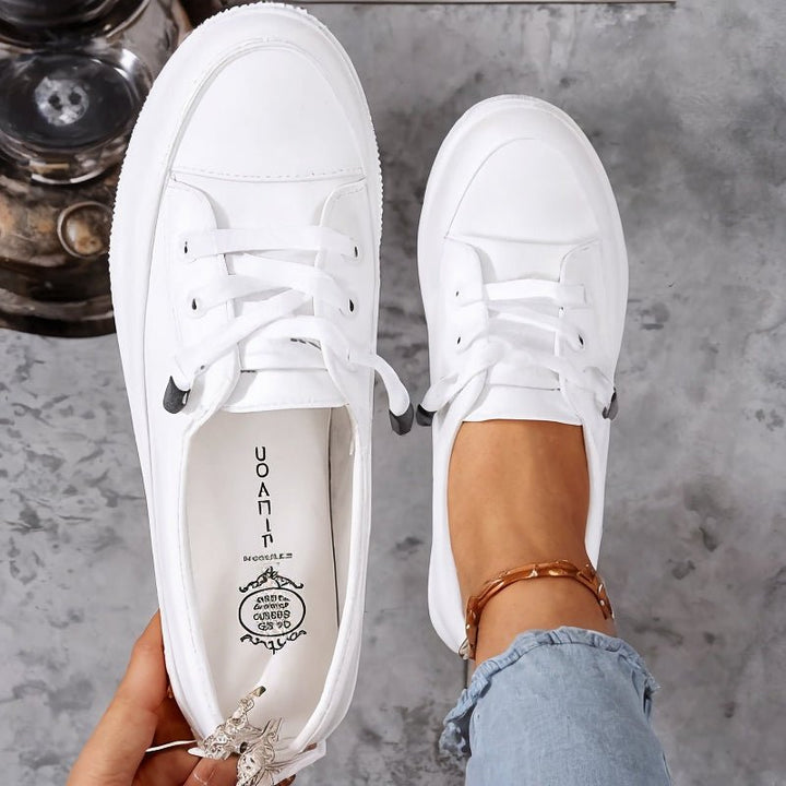 Dame ortopædiske sneakers i hvid. Komfortable og støttende hverdagssko med åndbar overdel og skridsikker sål.