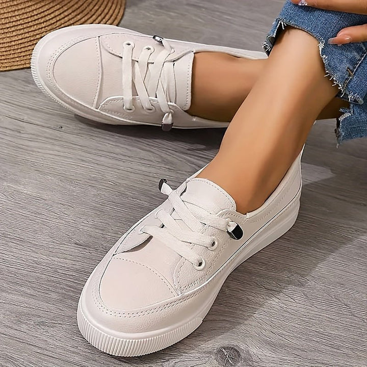 Sorte ortopædiske sneakers til kvinder. Åndbare og skridsikre sko, der giver støtte og komfort hele dagen.