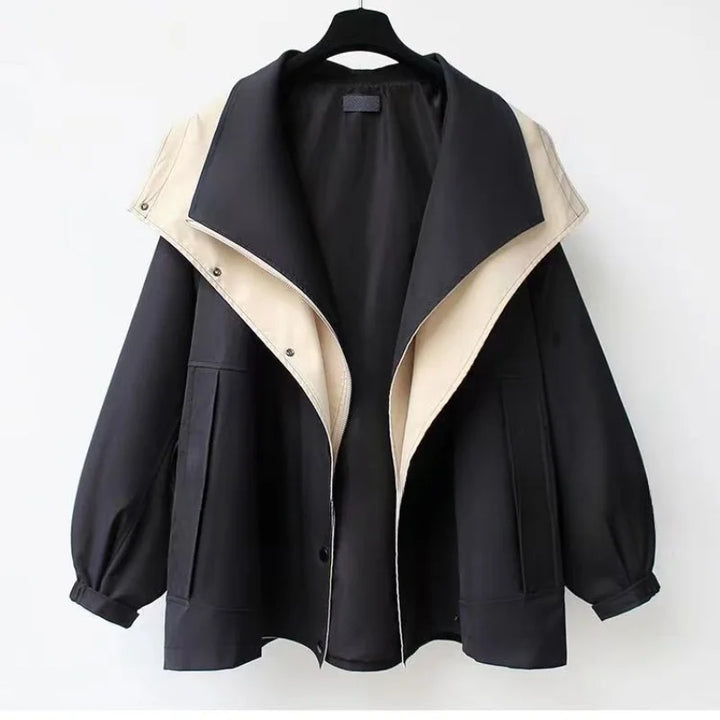 Komfortabel dame oversize hættejakke med kontrastdesign. Perfekt til casual kvindemode.