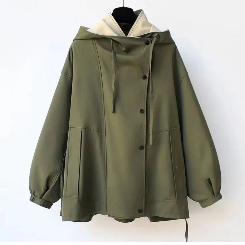 Damejakke med farveblok og kontrastdetaljer. Oversize hættejakke til et trendy, casual look.