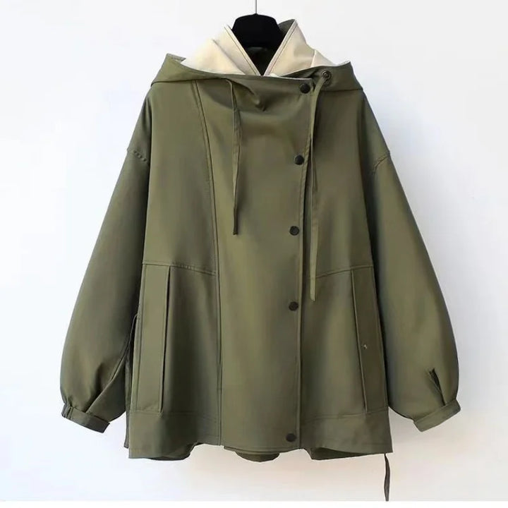 Damejakke med farveblok og kontrastdetaljer. Oversize hættejakke til et trendy, casual look.