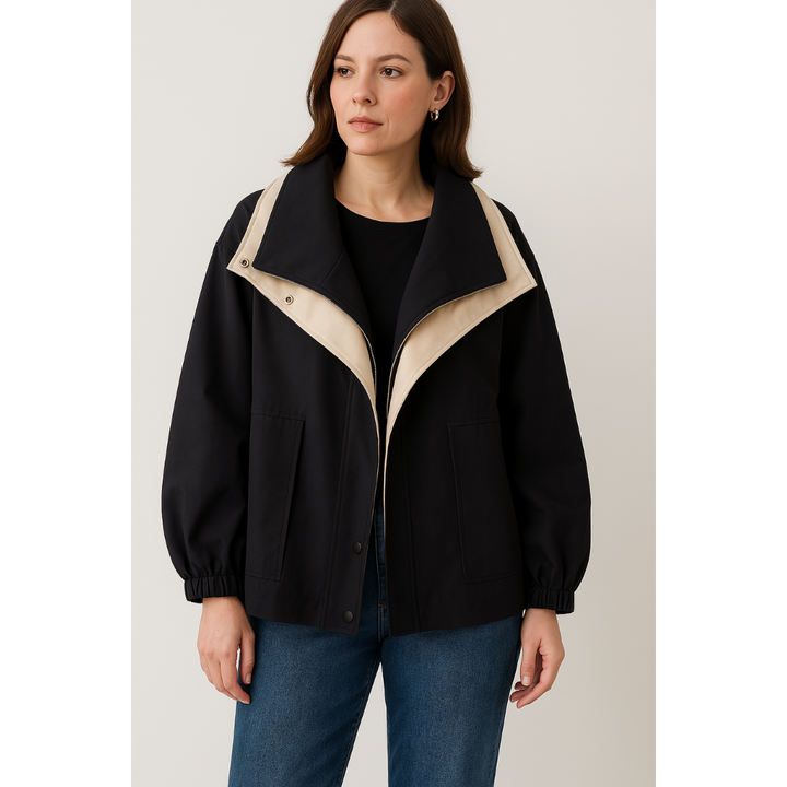 Løs damejakke i oversize design med hætte og kontrastfarver. Komfortabel og trendy overgangsjakke.